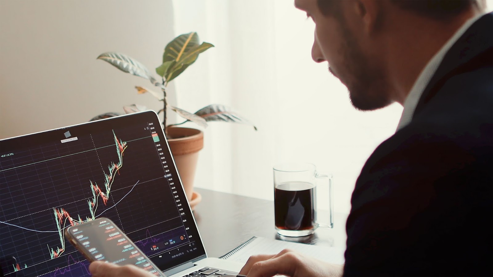 Un trader operando en el bróker más confiable de Latinoamérica