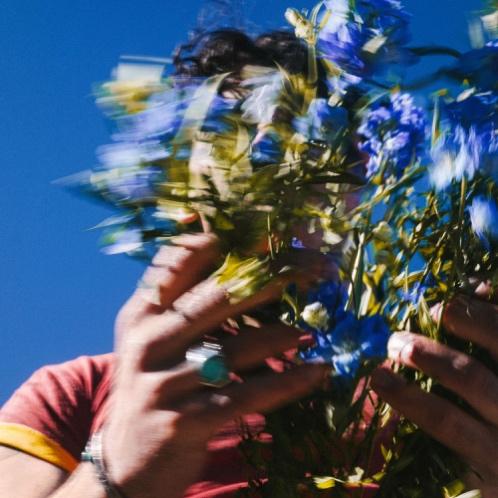 Immagine che contiene persona, albero, cielo, blu

Descrizione generata automaticamente