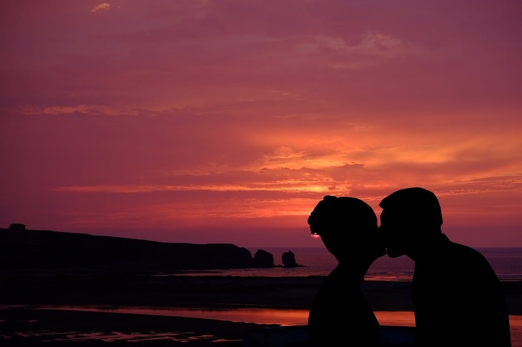 Stylish Couple DP for Instagram kissing in sunset