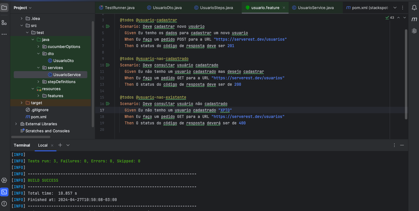 IDE IntelliJ após refatoração e execução dos testes, onde na foto aberta temos a IDE, com o arquivo "usuario.feature" três cenários executados: "Deve cadastrar novo usuário", "Deve consultar usuário cadastrado" e "Deve consultar usuário não cadastrado" fizemos refatoração no código fazendo melhorias, com base no código inicial gerado pela StackSpot AI e fizemos a execução, sendo realizada com sucesso.