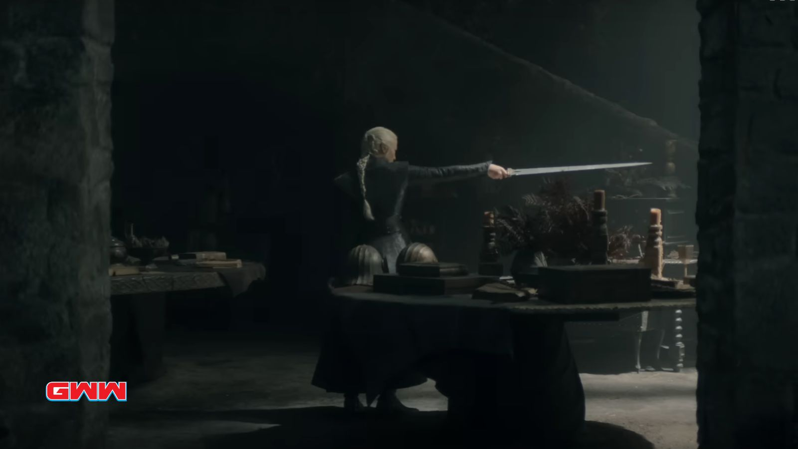 Emma D'Arcy como la reina Rhaenyra Targaryen sosteniendo una espada, fecha de lanzamiento de la segunda temporada de House of the Dragon