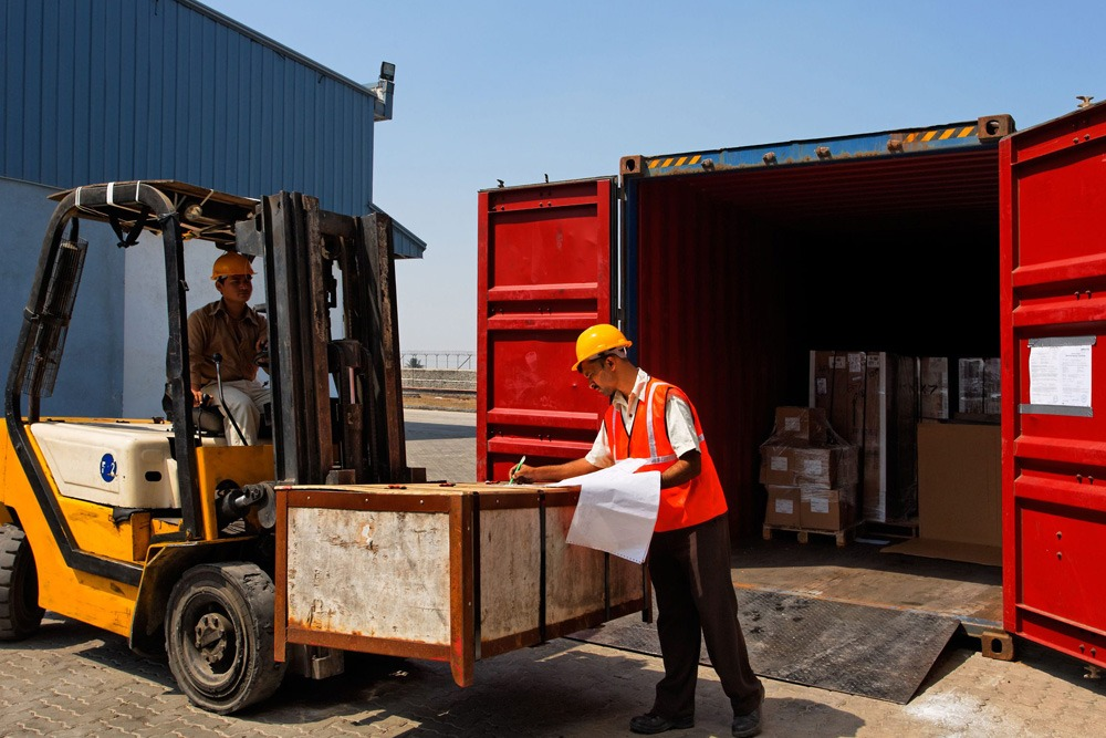 Bốc xếp Container là một hoạt động không thể thiếu trong các hoạt động kinh tế