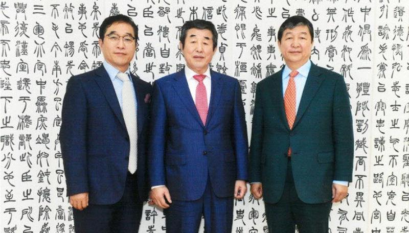 미국 뉴욕 변두리 한인마트를 아시아계 최대 독립 마트 체인으로 키운 권일현 미국 H마트 회장의 3형제는 사업가 가족이다. 왼쪽부터 권 회장, 맏형 권중천 희창물산 회장, 둘째 권중갑 스탠포드호텔그룹 회장. 희창물산 제공