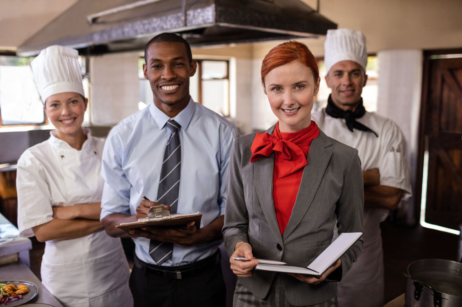 Grupo de funcionários do hotel em pé na cozinha