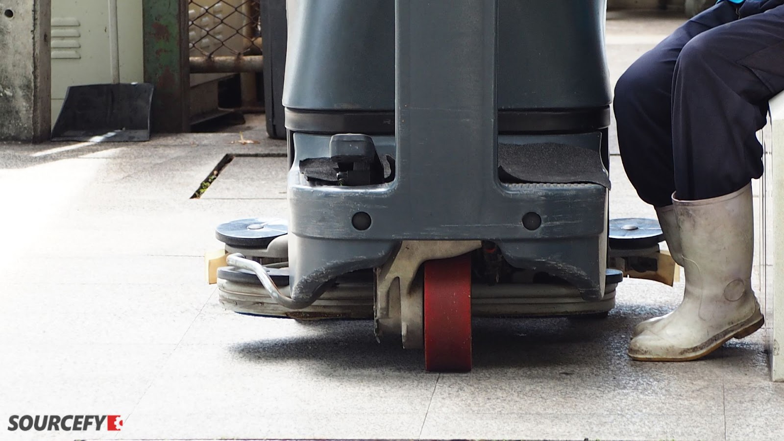 How Do Floor Scrubber Machines Work?