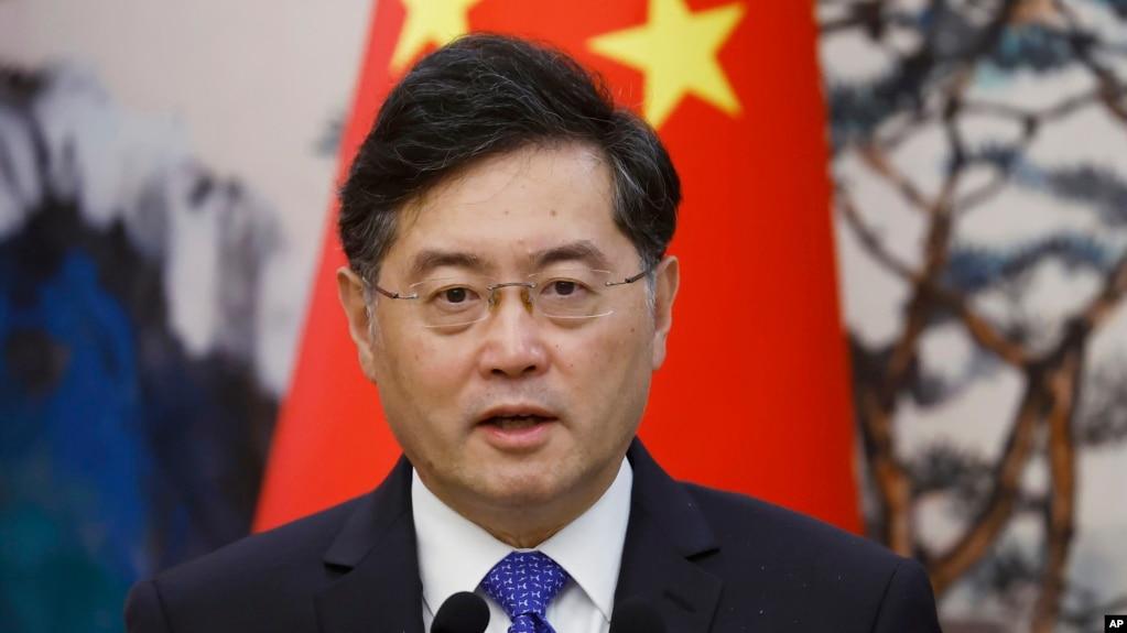 资料照片:中国外交部长秦刚2023年5月23日在北京与荷兰外长霍克斯特拉会晤后出席了联合新闻发布会。(美联社照片)