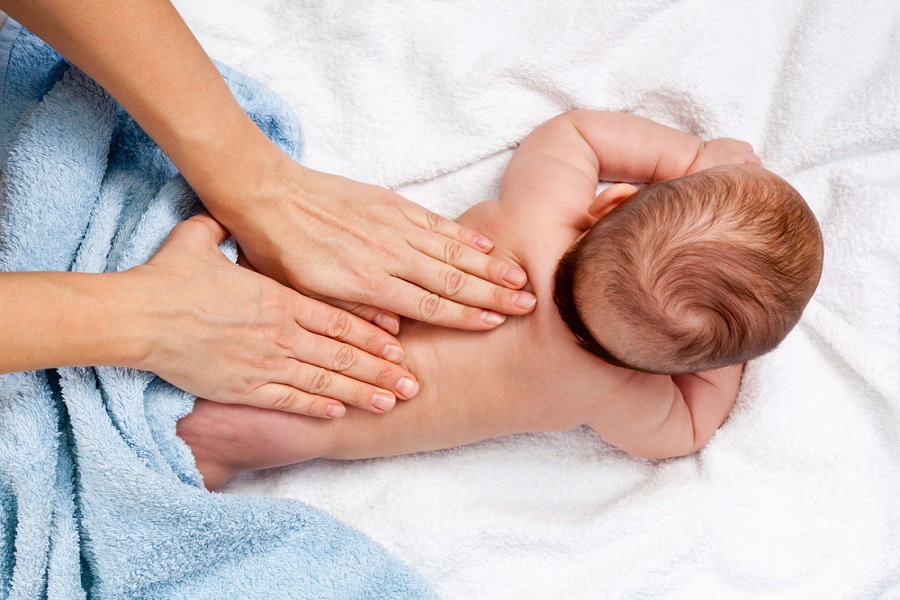 Sử dụng dầu massage cho bé ở độ tuổi phù hợp từ 6 tháng trở lên