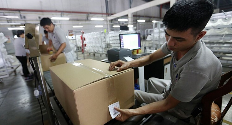 Nhân viên dán tem, đóng gói hàng hoá là một khâu quan trọng trong quá trình sản xuất