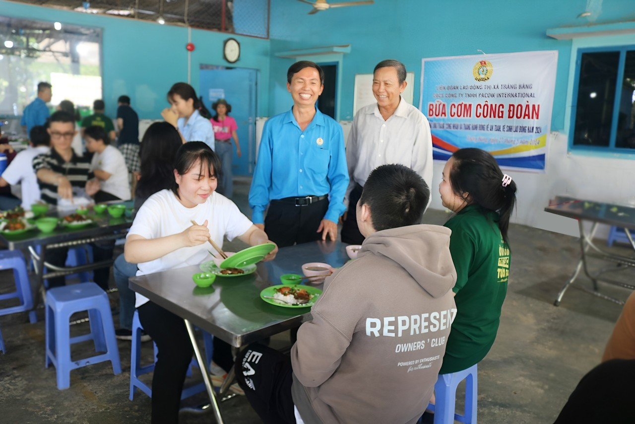 Bữa cơm công đoàn do Liên đoàn Lao động thị xã Trảng Bàng phát động