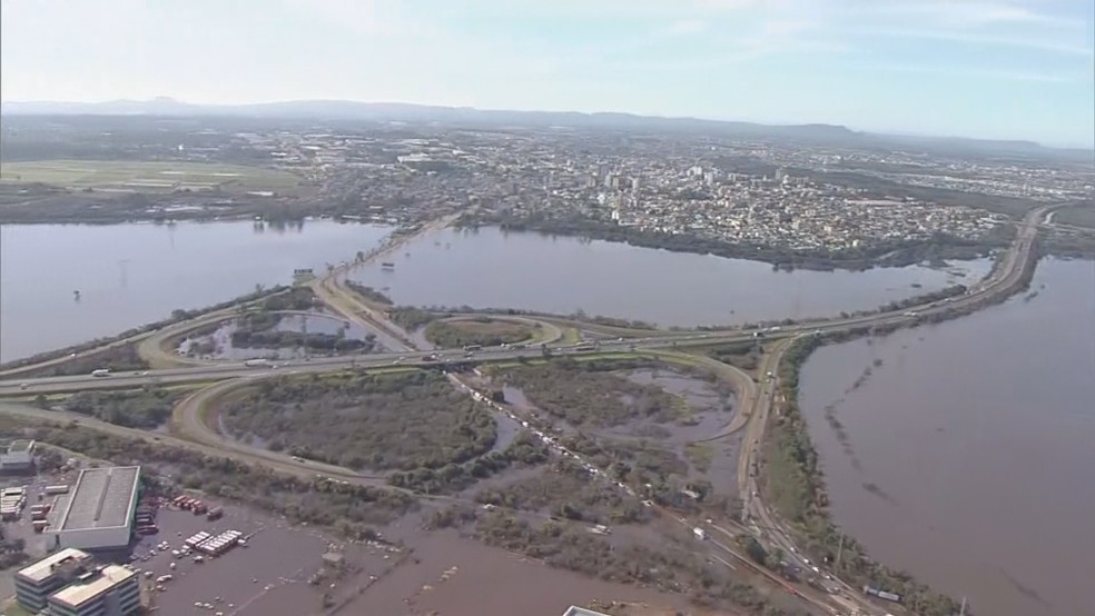 Trevo da BR-290 sobre a Avenida Assis Brasil, entre Porto Alegre e Cachoeirinha (ao fundo)  Foto: Reproduo/TV Globo