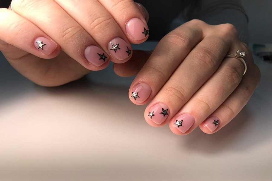 Mẫu nail ngôi sao đơn giản dành cho các bé