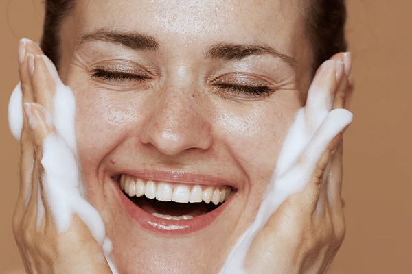 شست‌وشوی روزانه صورت؛ یکی از مراحل روتین پوستی برای پوست چرب