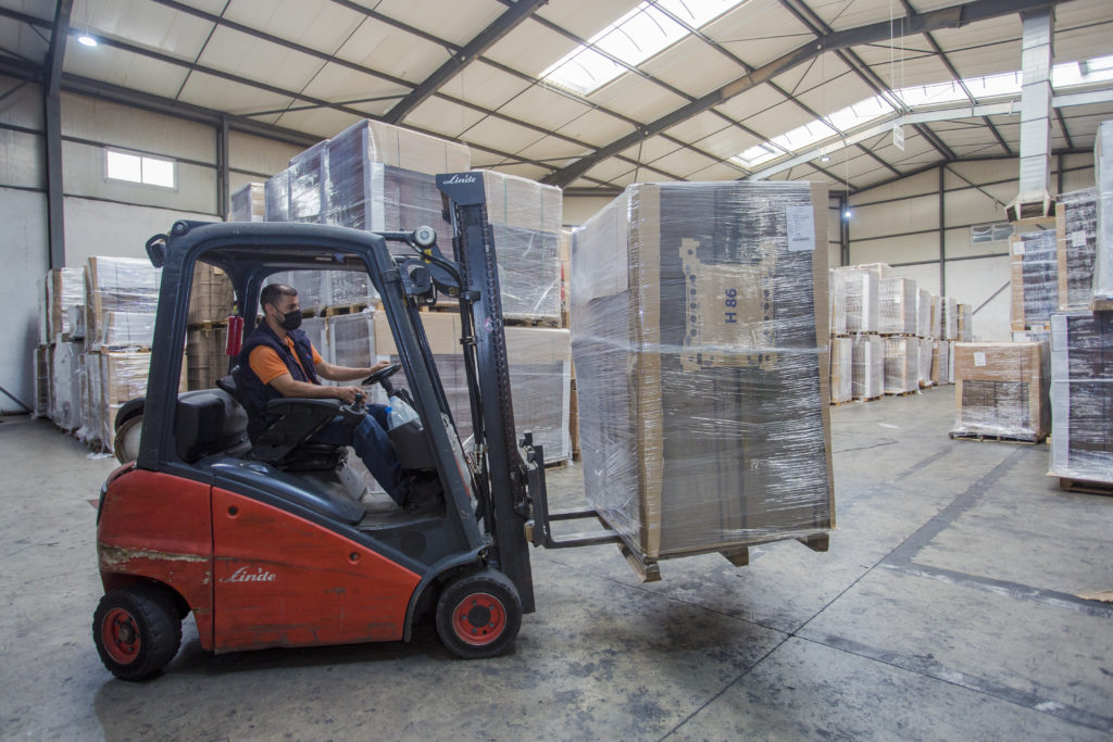 Xe nâng giúp vận chuyển dễ dàng nhanh chóng hàng quá tải