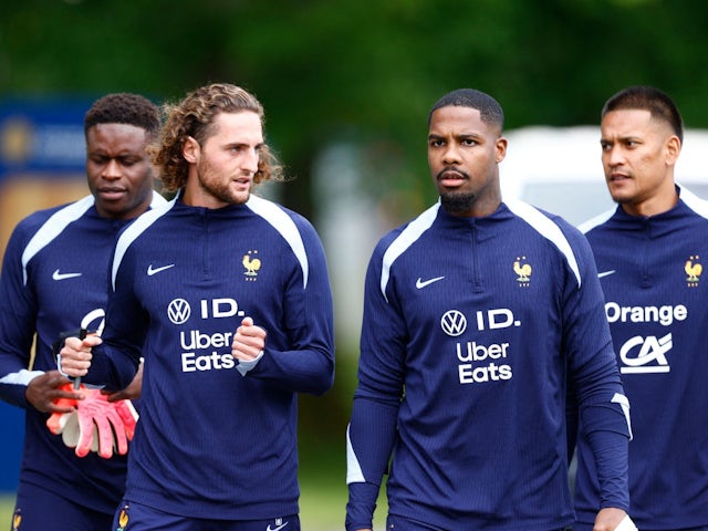 Adrien Rabiot dari Prancis, Mike Maignan dan rekan satu timnya selama latihan pada 30 Mei 2024