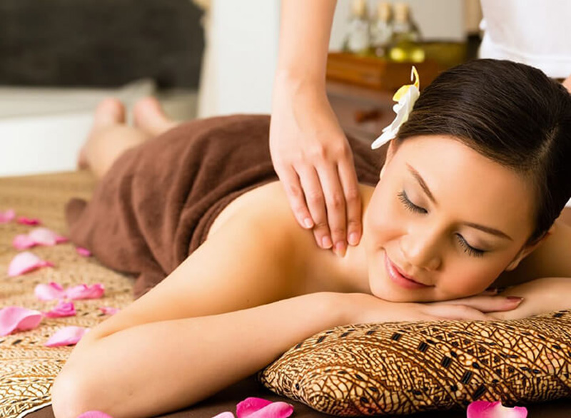 Người được massage nên thả lỏng cơ thể