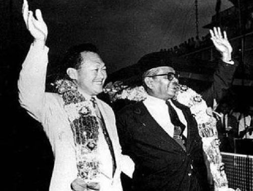 Ông Lý Quang Diệu và Thủ tướng đầu tiên của Malaysia Tunku Abduhl Rahman trở về từ cuộc đàm phán thành lập Liên bang Malaysia năm 1962. 