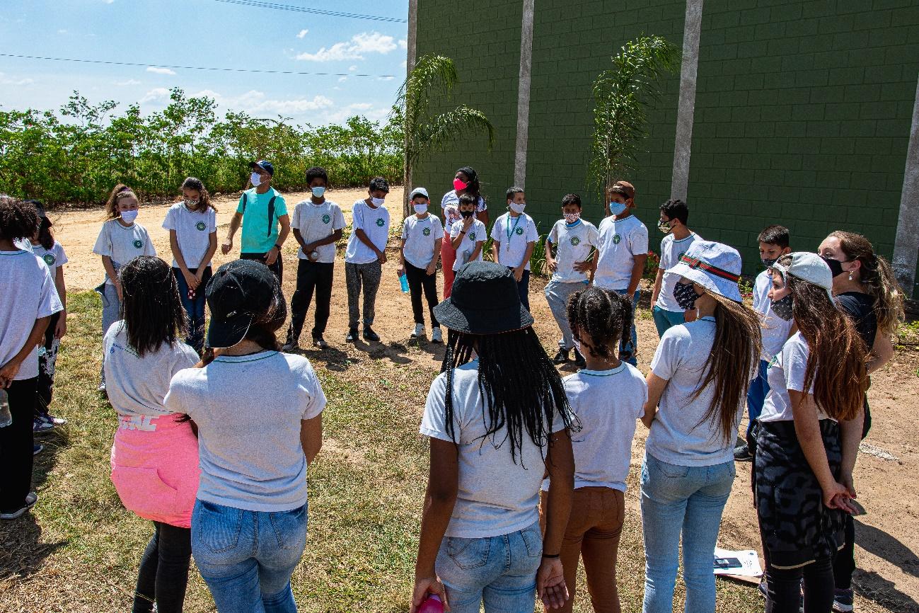 Grupo de pessoas na grama posando para foto

Descrição gerada automaticamente