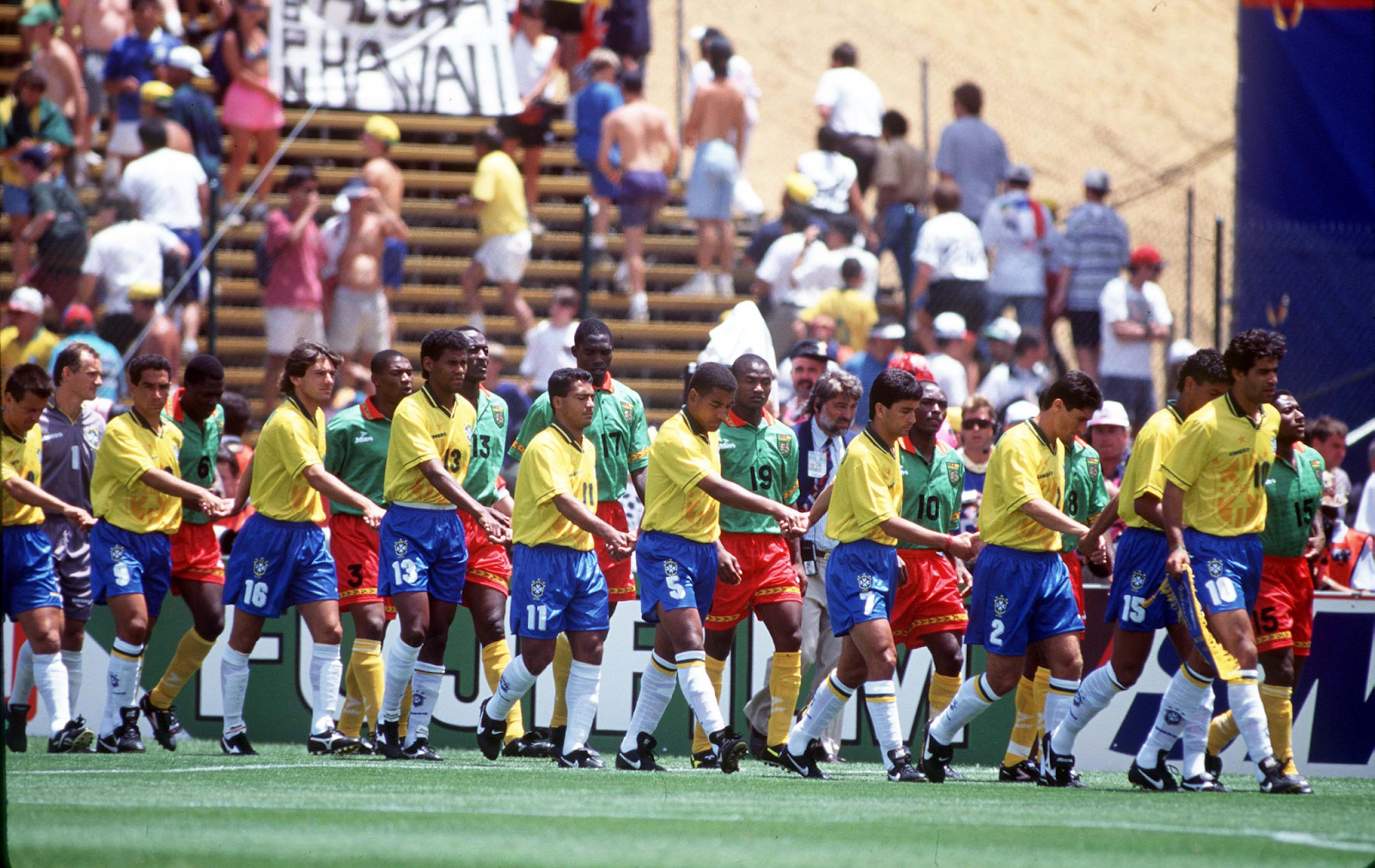 Seleção do Brasil, na Copa do Mundo de 1994, entrando de mãos dadas no jogo contra Camarões, válido pela fase de grupos da competição