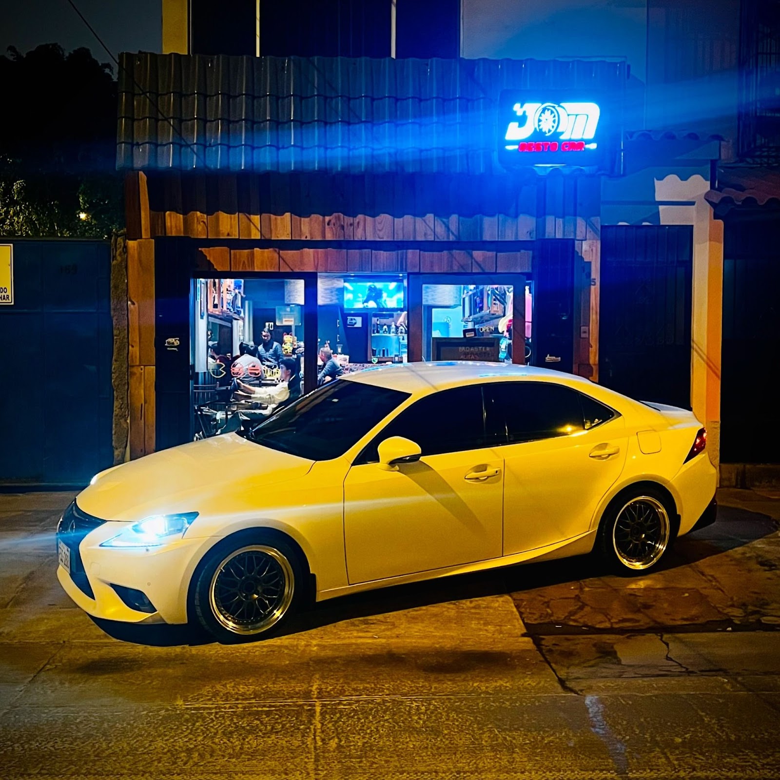 l'entrée d'un restaurant sur le thème automobile