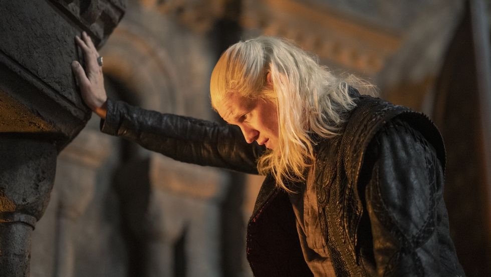 Daemon Targaryen pensativo en el castillo de Harrenhal en House of the Dragon temporada 2.