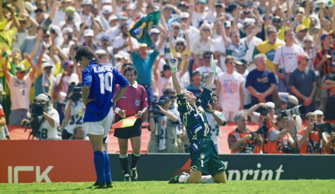 Taffael comemorando o chute para fora de Roberto Baggio, na final da Copa do Mundo de 1994, contra a Itália