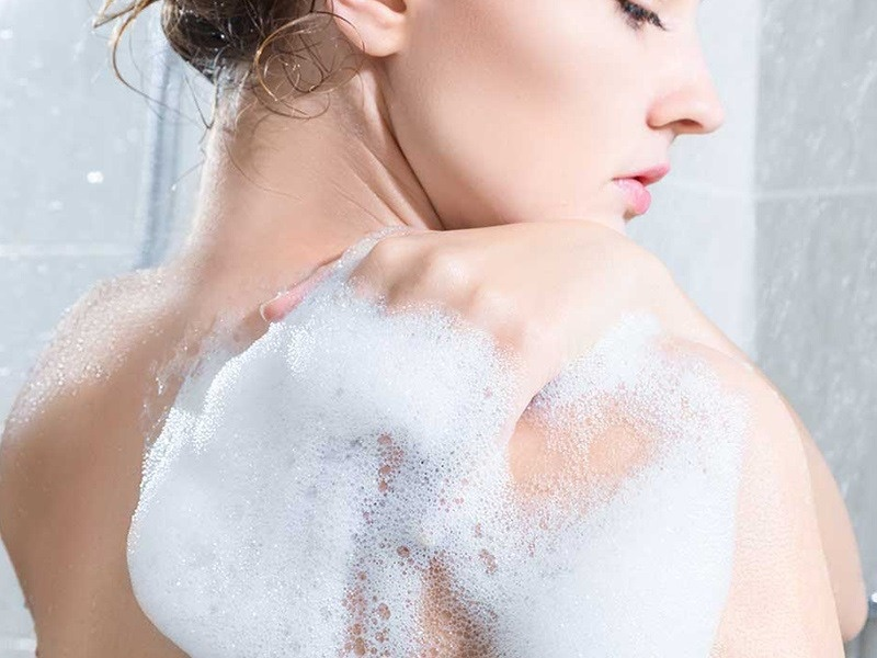 Nên dùng sữa tắm hay xà phòng? Tại sao dùng sữa tắm hay có cảm giác nhờn dính