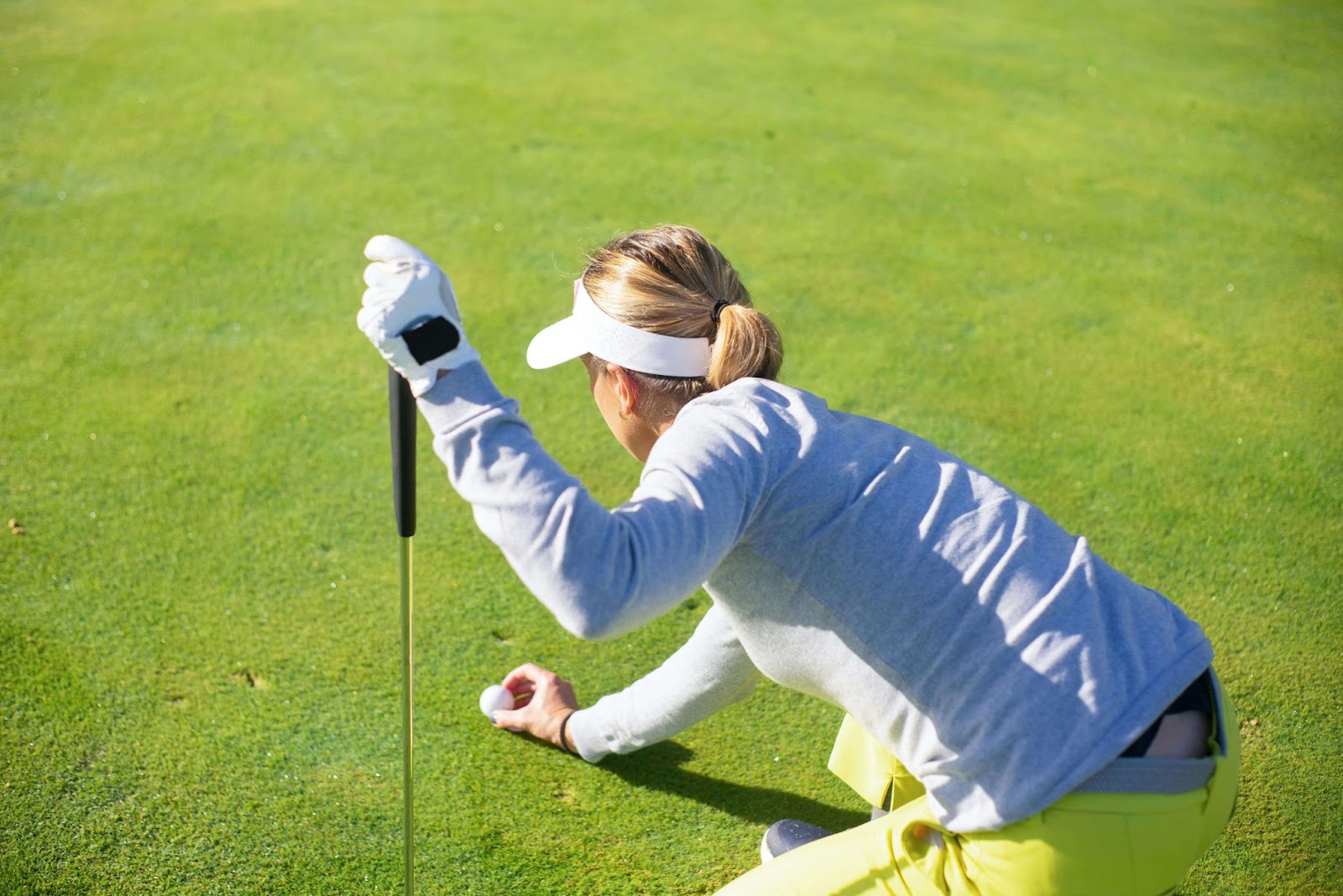 woman reading a putt
