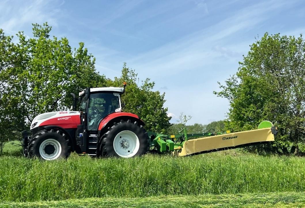 Ein Bild, das draußen, Traktor, Himmel, Gras enthält. Automatisch generierte Beschreibung