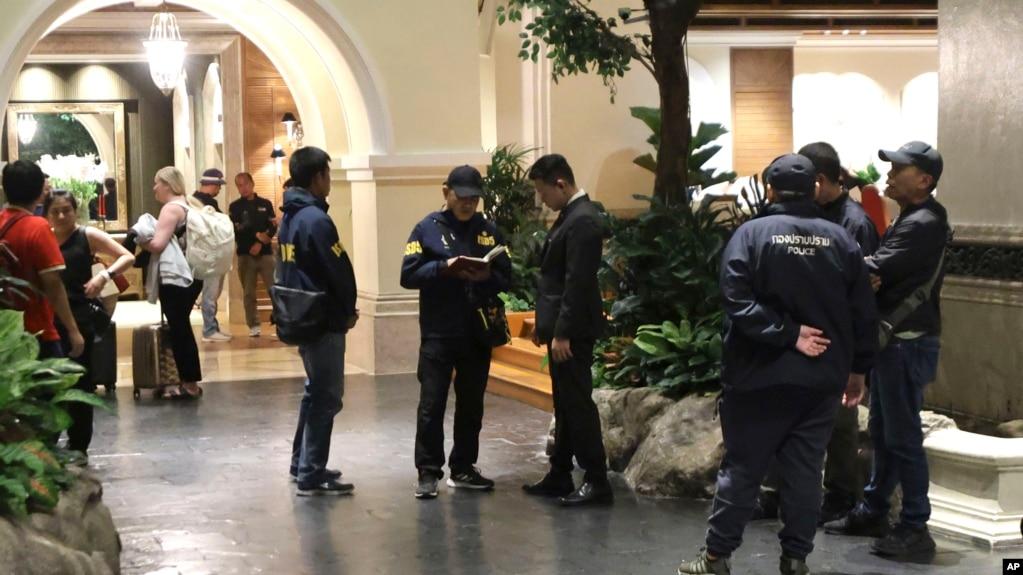 警察在泰国曼谷爱侣湾君悦酒店与一名工作人员交谈。警方称,星期二在曼谷市中心的这家豪华酒店发现多人死亡,怀疑是中毒事件。(2024年7月16日)