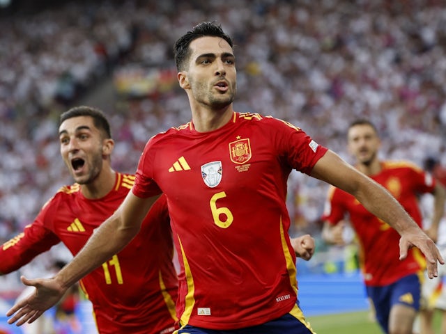 Mikel Merino dari Spanyol merayakan gol kedua mereka pada 5 Juli 2024