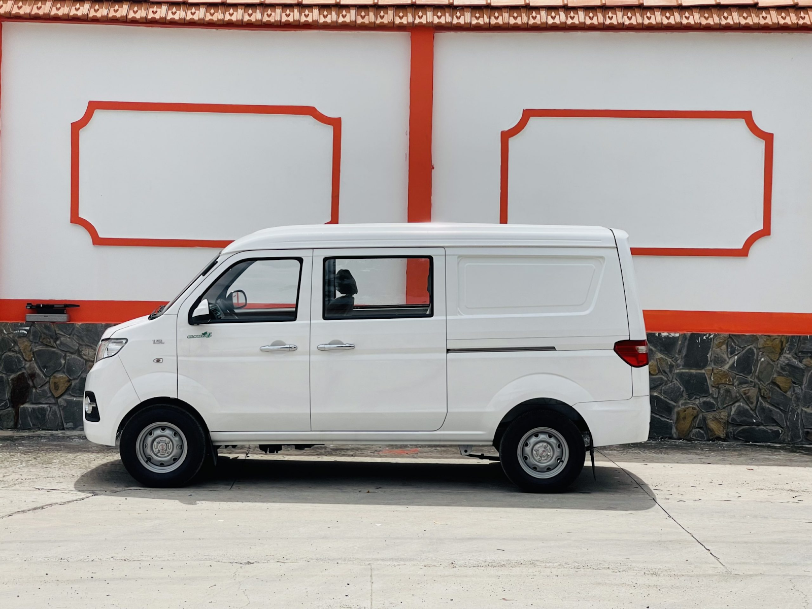 Xe van 5 chỗ