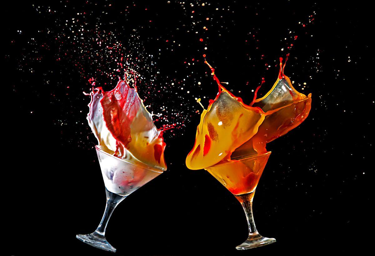 Two glasses with liquid splashing

Description automatically generated
