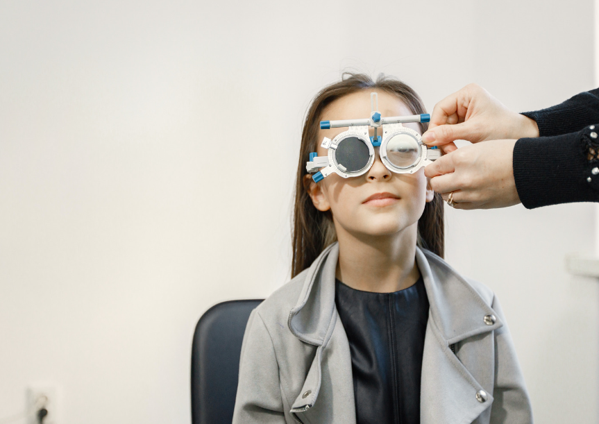 視力檢查的女性-眼睛酸的全方位對策