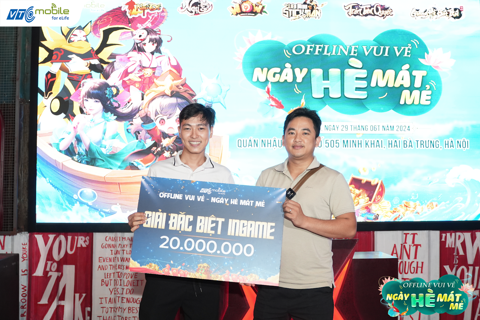 Hình ảnh hai game thủ may mắn nhận được giải thưởng đặc biệt từ minigame Bốc Thăm Trúng Thưởng.