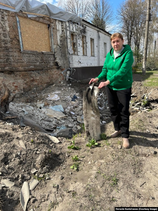 Крило від КАБу, який зруйнував житловий будинок у Білопіллі. Білопілля, 24 березня 2024 року