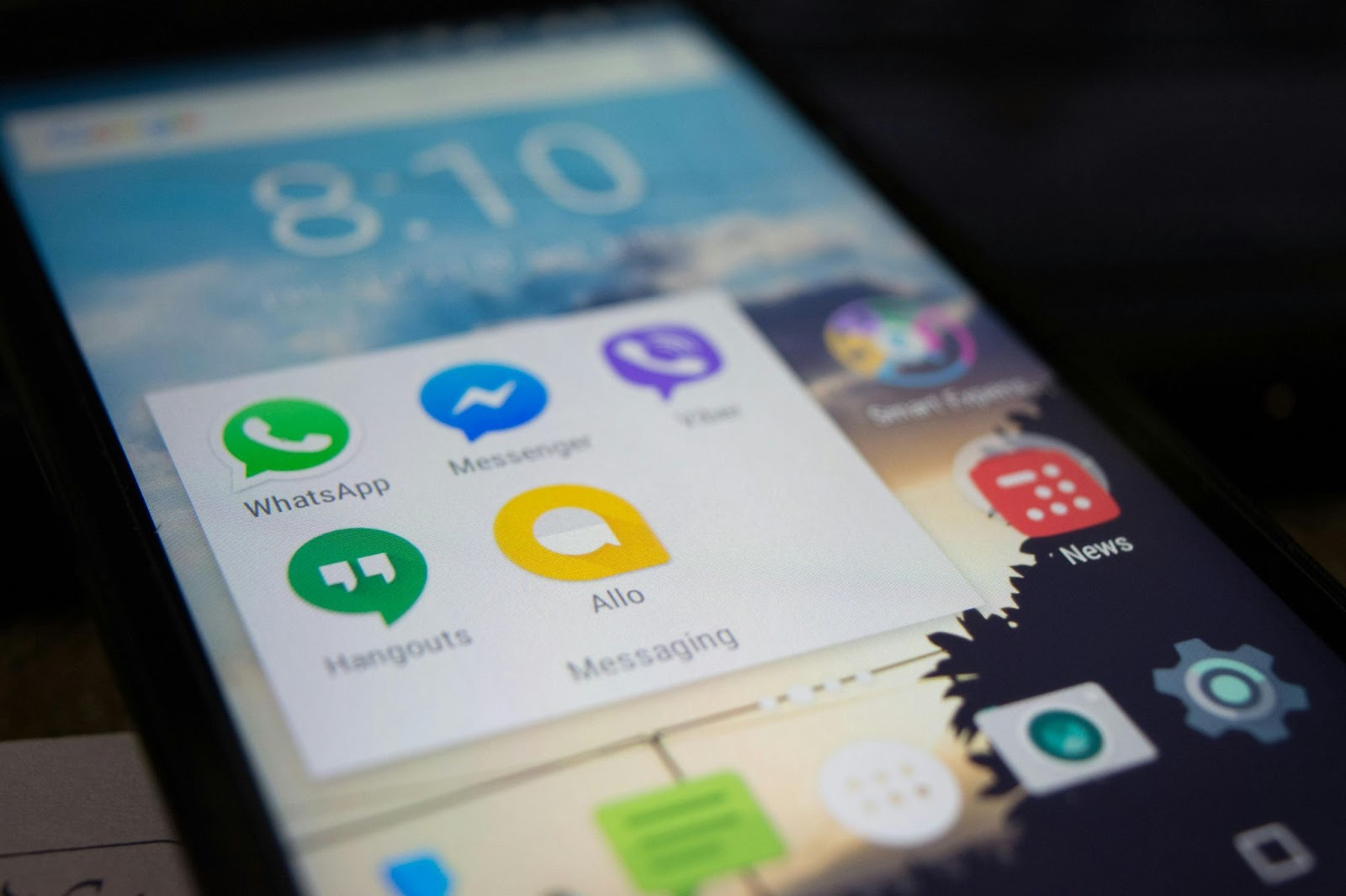 pantalla de un teléfono inteligente con varios iconos de aplicaciones de mensajería y redes sociales, entre ellos, whatsapp pay