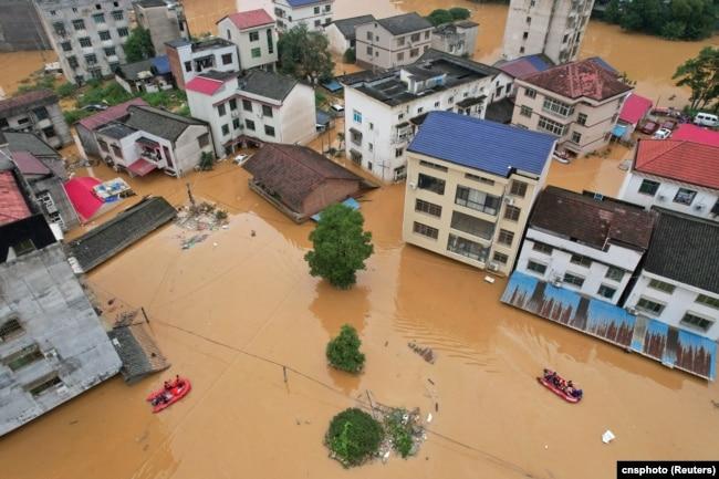 中国湖南省岳阳平江县暴雨引发洪水淹没城镇。(2024年7月2日)