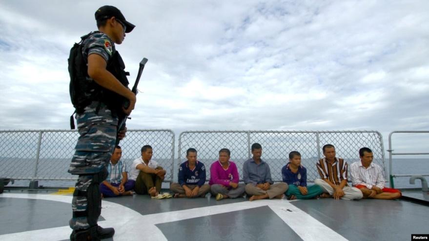 Một binh sĩ Indonesia và các ngư dân Việt Nam bị bắt giữ ở ngoài khơi bờ biển Natuna ở Anambas, tỉnh Kepulauan Riau. 