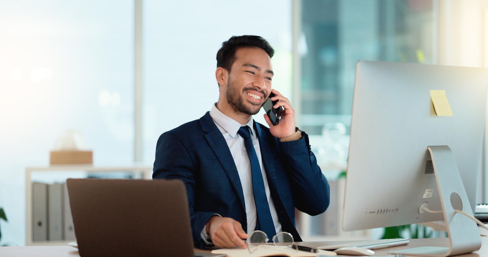 homem utilizando a telefonia em nuvem