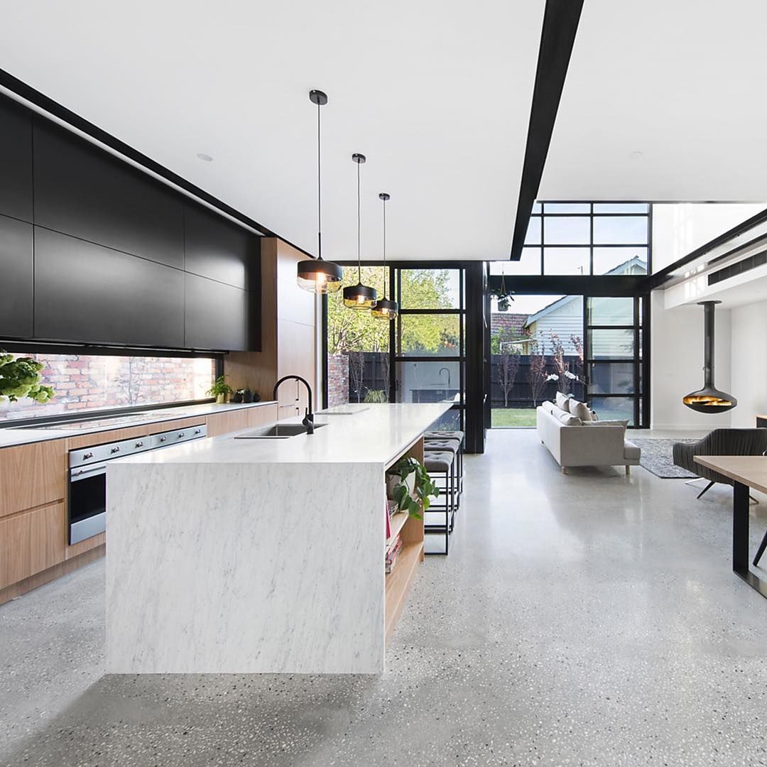 Grey polished concrete floor with black and white aggregate, black framed  windows… | Design de cozinha moderna, Dicas de decoração para cozinha,  Interior de cozinha