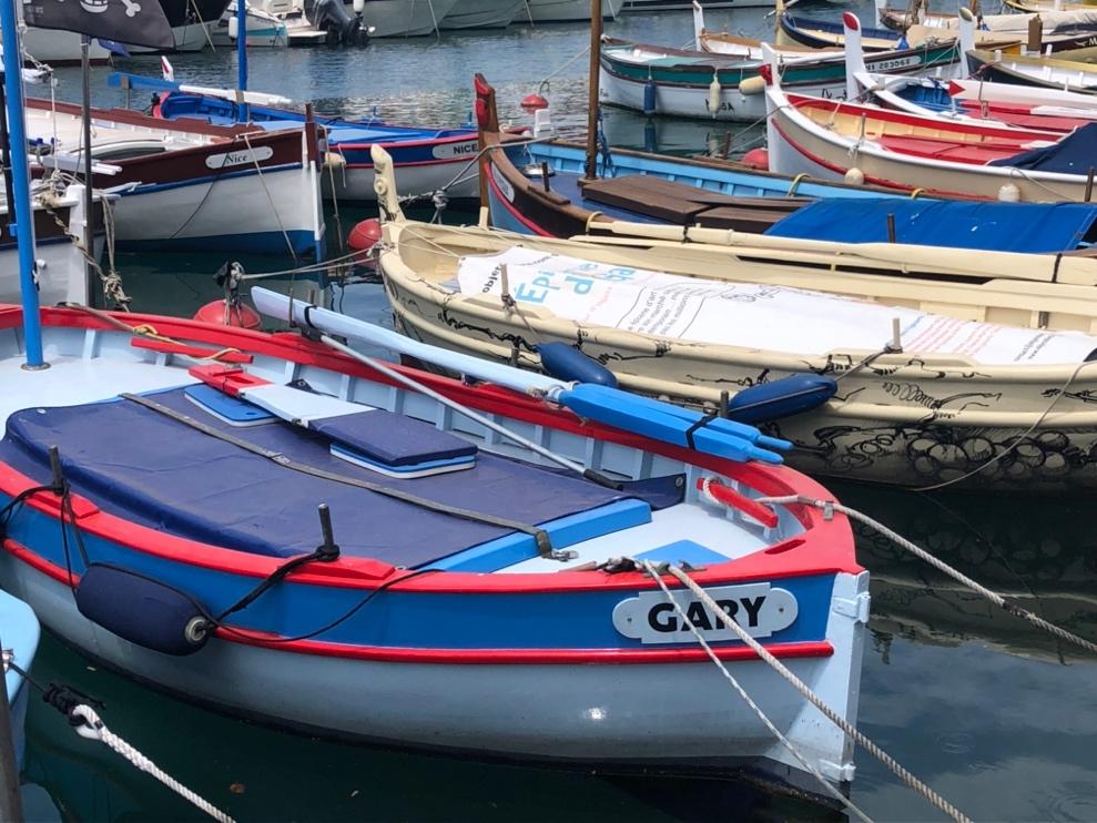 A group of boats in water

Description automatically generated