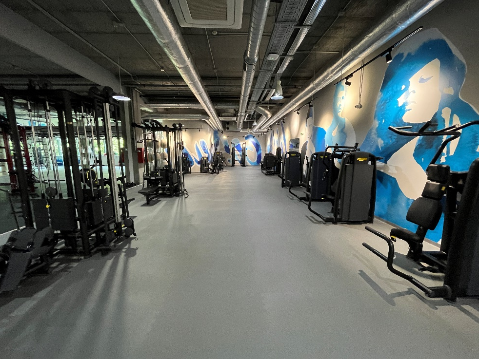 A gym with exercise equipment

Description automatically generated