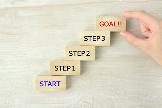 startと書かれた積み木にstep1、step2、step3、goal！と書かれた積み木を積み重ねている様子