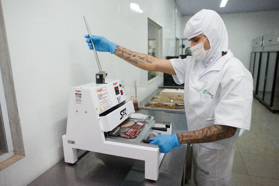 Pessoa cozinhando na mo
Descrio gerada automaticamente com confiana baixa