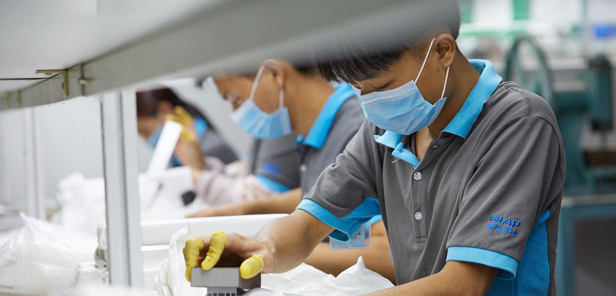 Nhân viên gia công sản phẩm