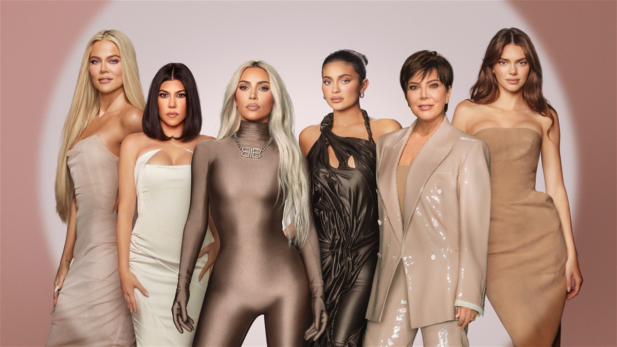 Las Kardashian posando juntas: de izquierda a derecha, Khloé Kardashian, Kourtney Kardashian, Kim Kardashian, Kylie Jenner, Kris Jenner, y Kendall Jenner. Están vestidas con ropa elegante y moderna, con una iluminación suave de fondo.