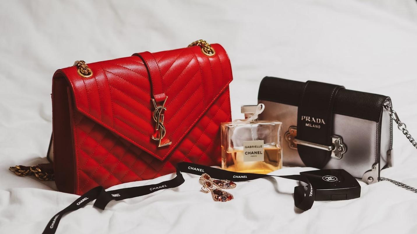 A red purse and perfume bottles

Description automatically generated