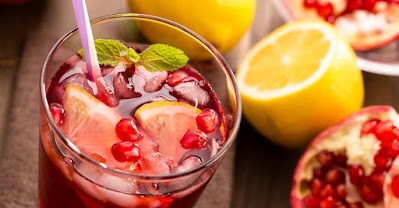 Some pomegranate-flavored drinks contain more calories because they contain more sugar than regular pomegranate juice. To get the health benefits of it without the extra calories, look for bottles labeled “100% juice” or prepare it at home.