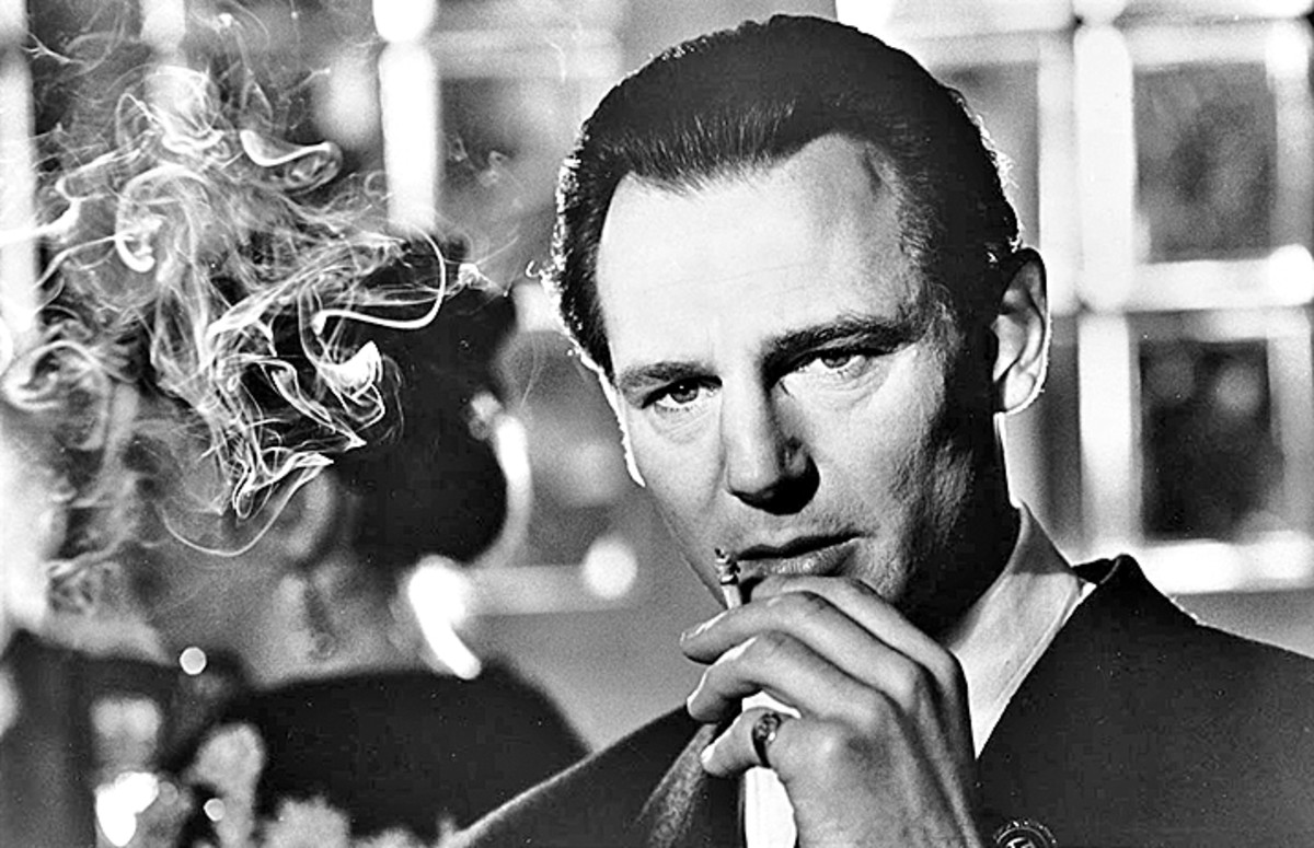 Liam Neeson fumando en La lista de Schindler