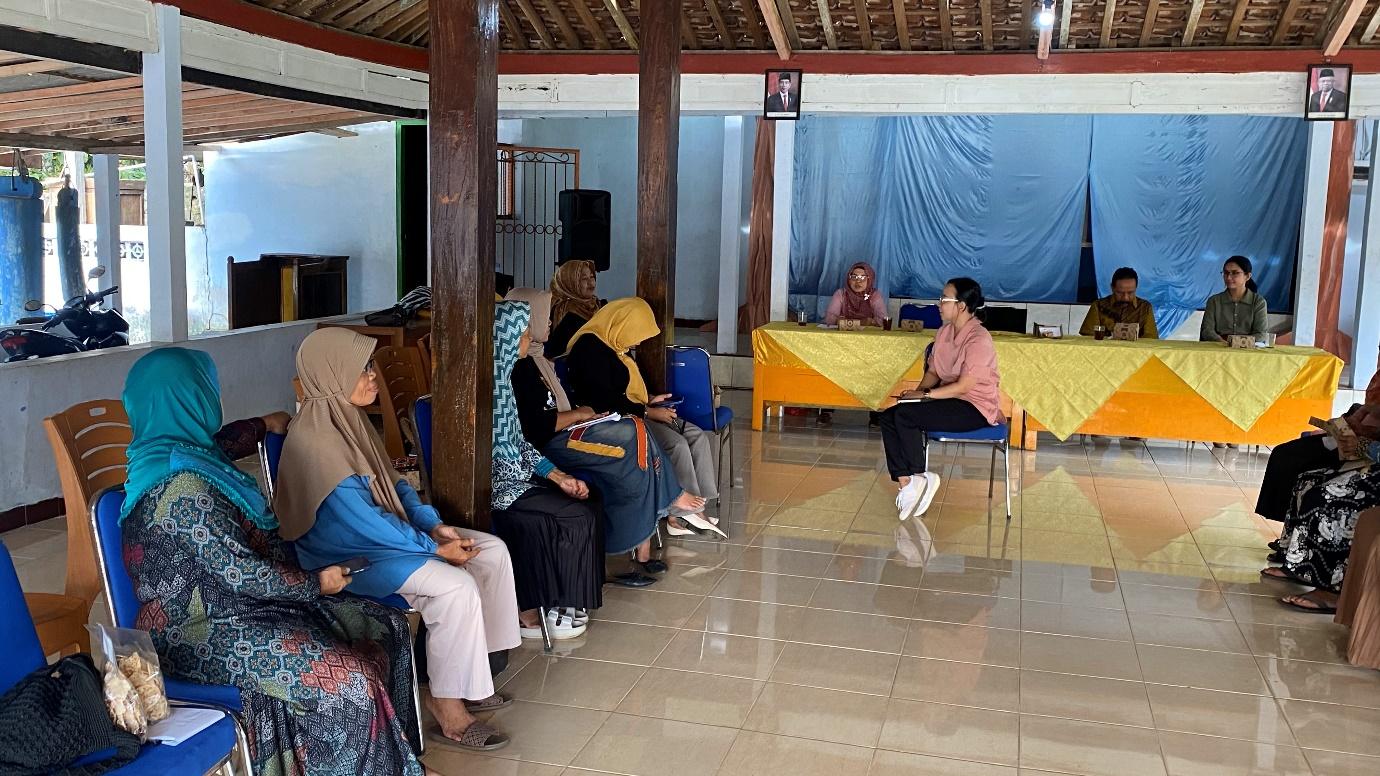 A group of women sitting in chairs

Description automatically generated